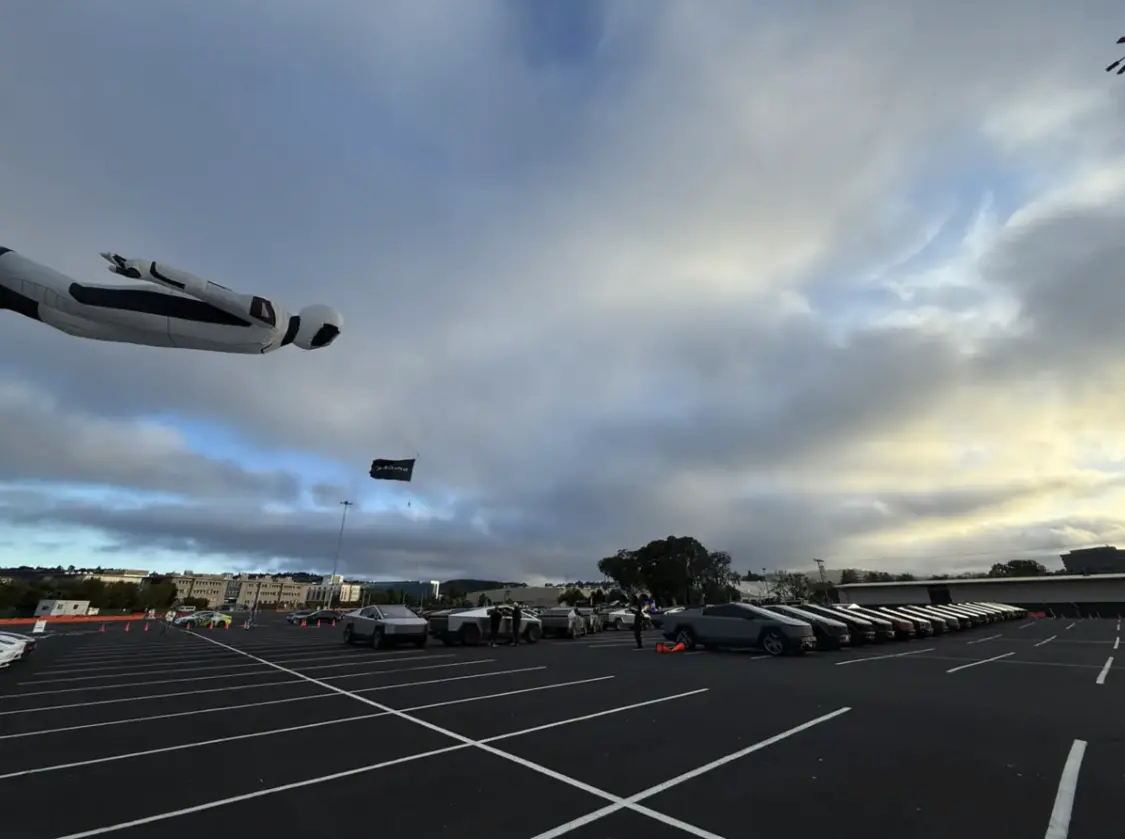 活動(dòng)現(xiàn)場的Starman充氣假人