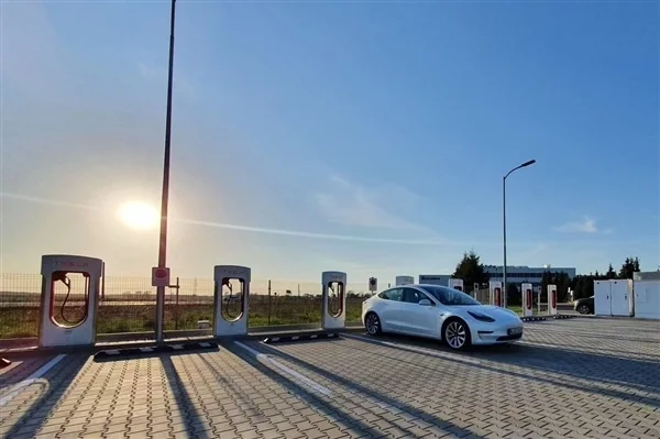 電動車沒電了就地停高速應急車道被查 司機：我是為了安全