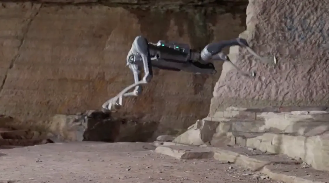 宇樹發布新款四足機器狗：重約37Kg，能越野和負重爬山