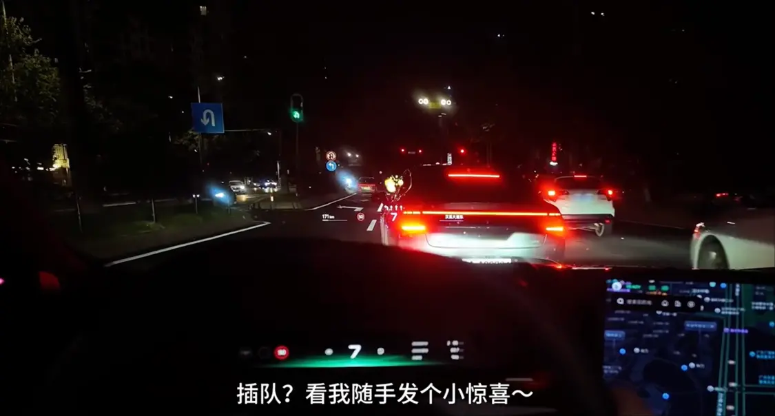 全新小鵬P7 AR-HUD新增AR互動游戲：可隨機扔笑臉、煙花